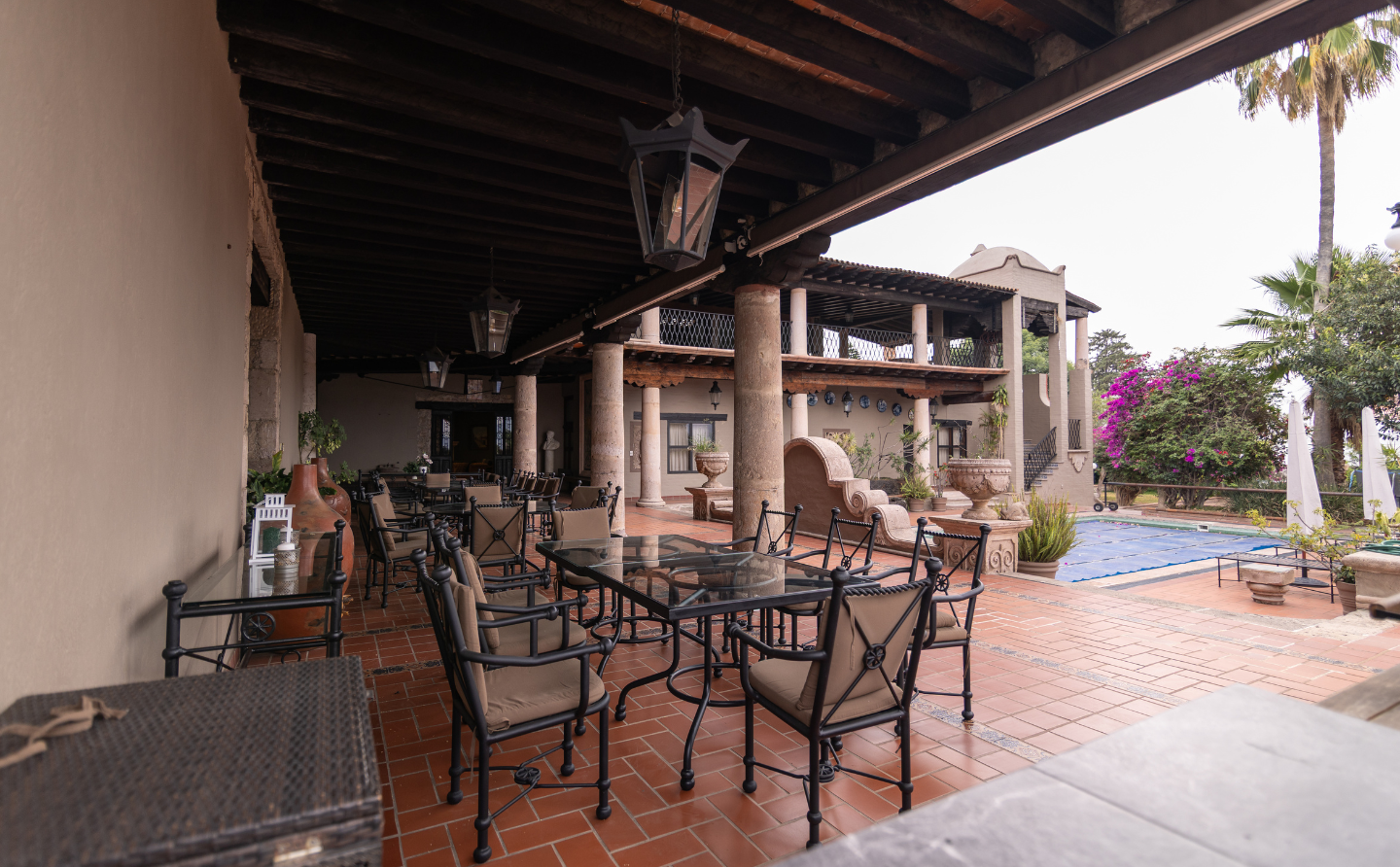 Amplia-terraza-majestuosa-casona-santa-maria-scaled
