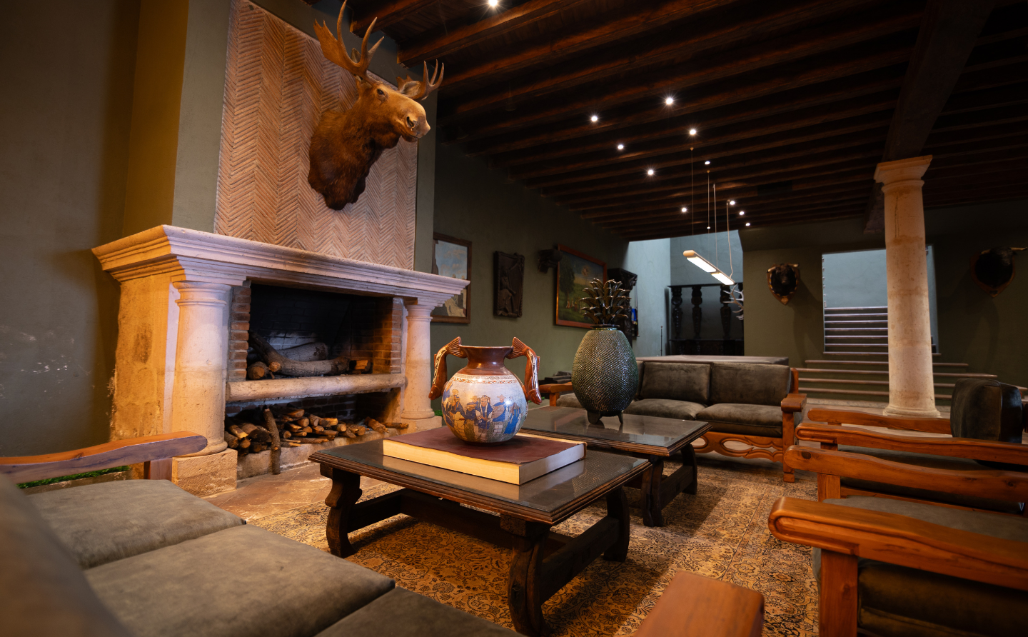 Sala-diseño-contemporaneo-majestuosa-casona-scaled