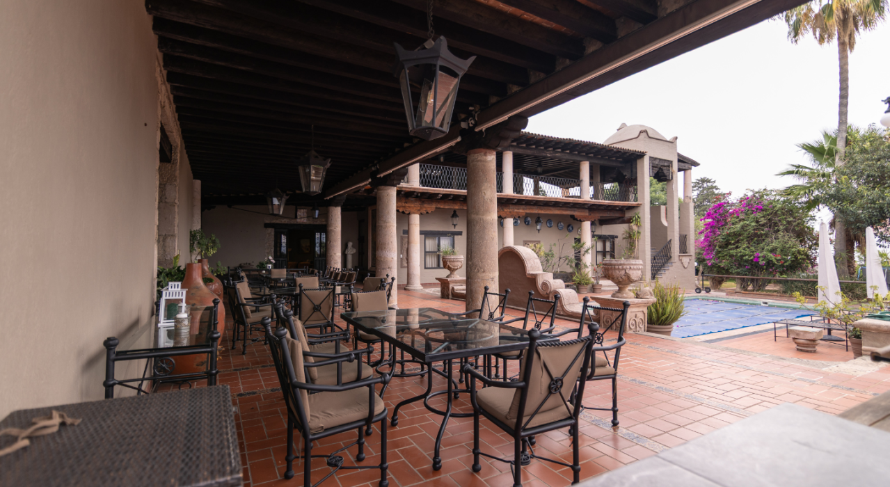 Amplia-terraza-majestuosa-casona-santa-maria-scaled
