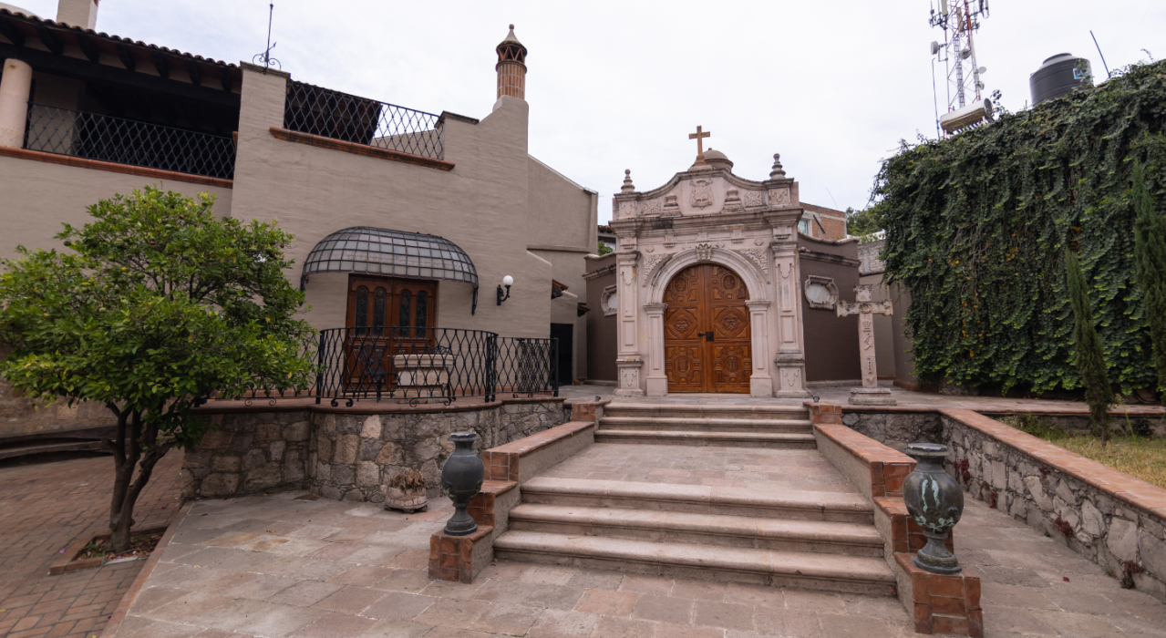 Majestuosa-casona-diseño-colonial-scaled