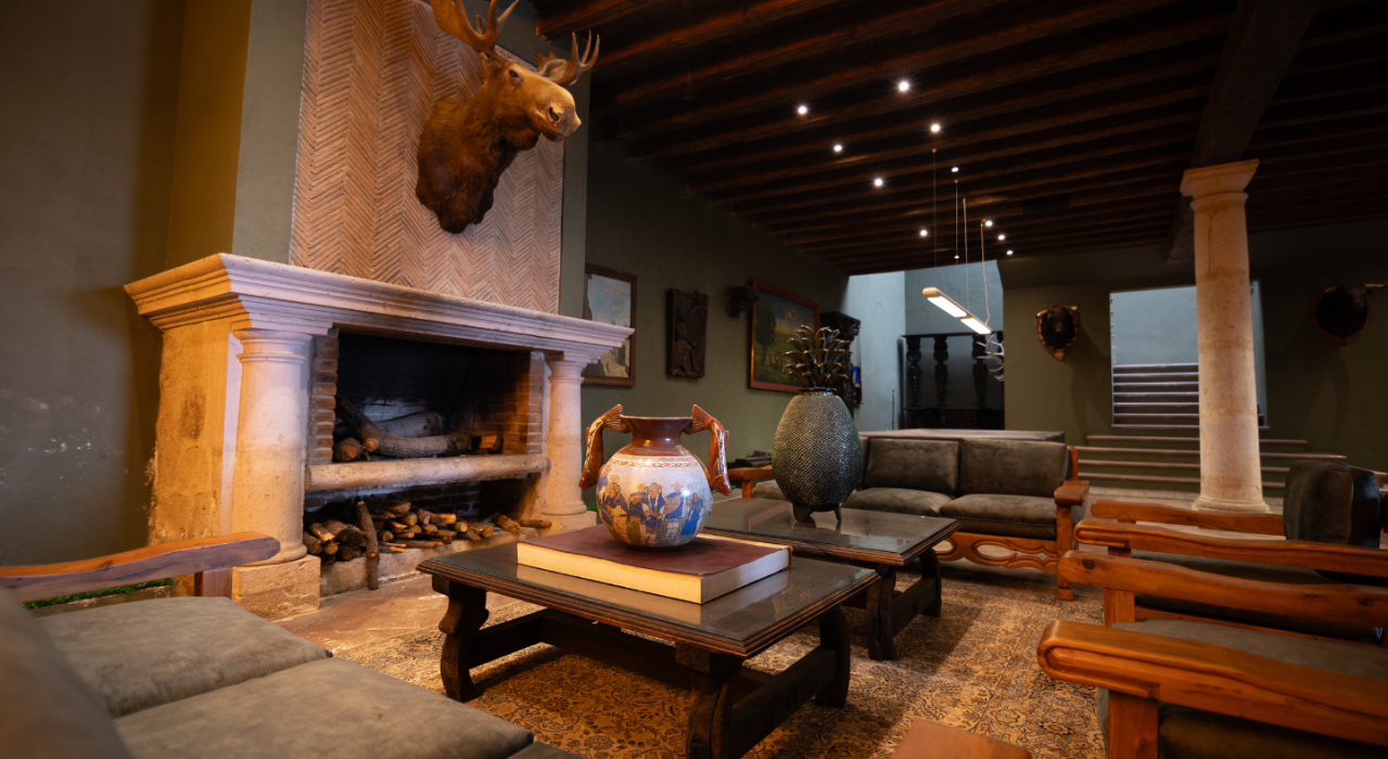 Sala-diseño-contemporaneo-majestuosa-casona-scaled