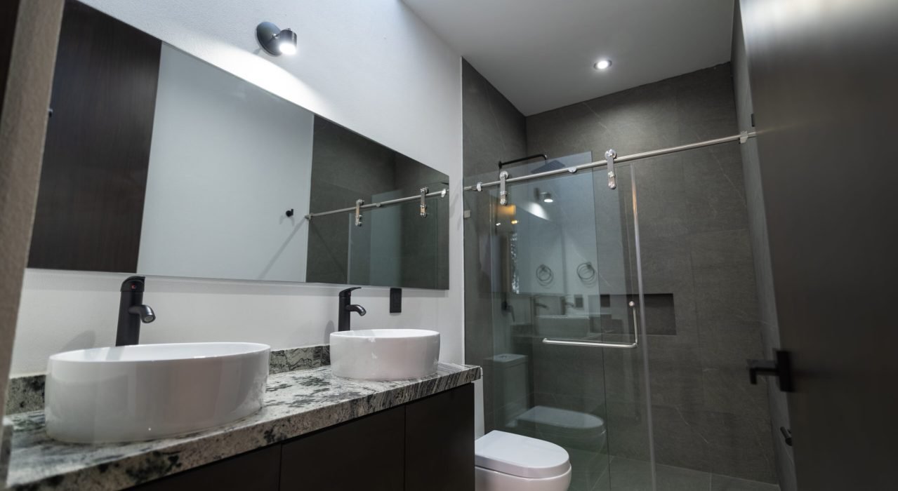 bano-completo-habitacion-principal