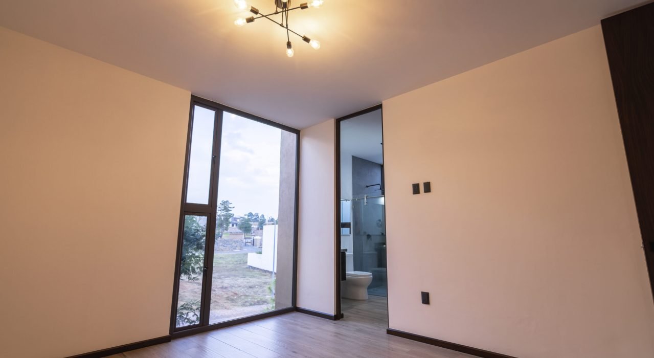 habitacion-secundaria-bano-completo-ventanal